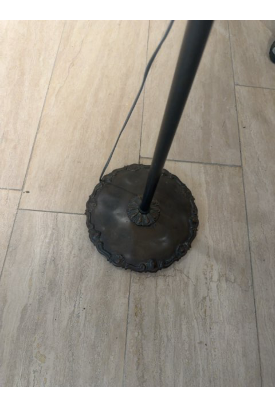 Lampe med detaljer på foden